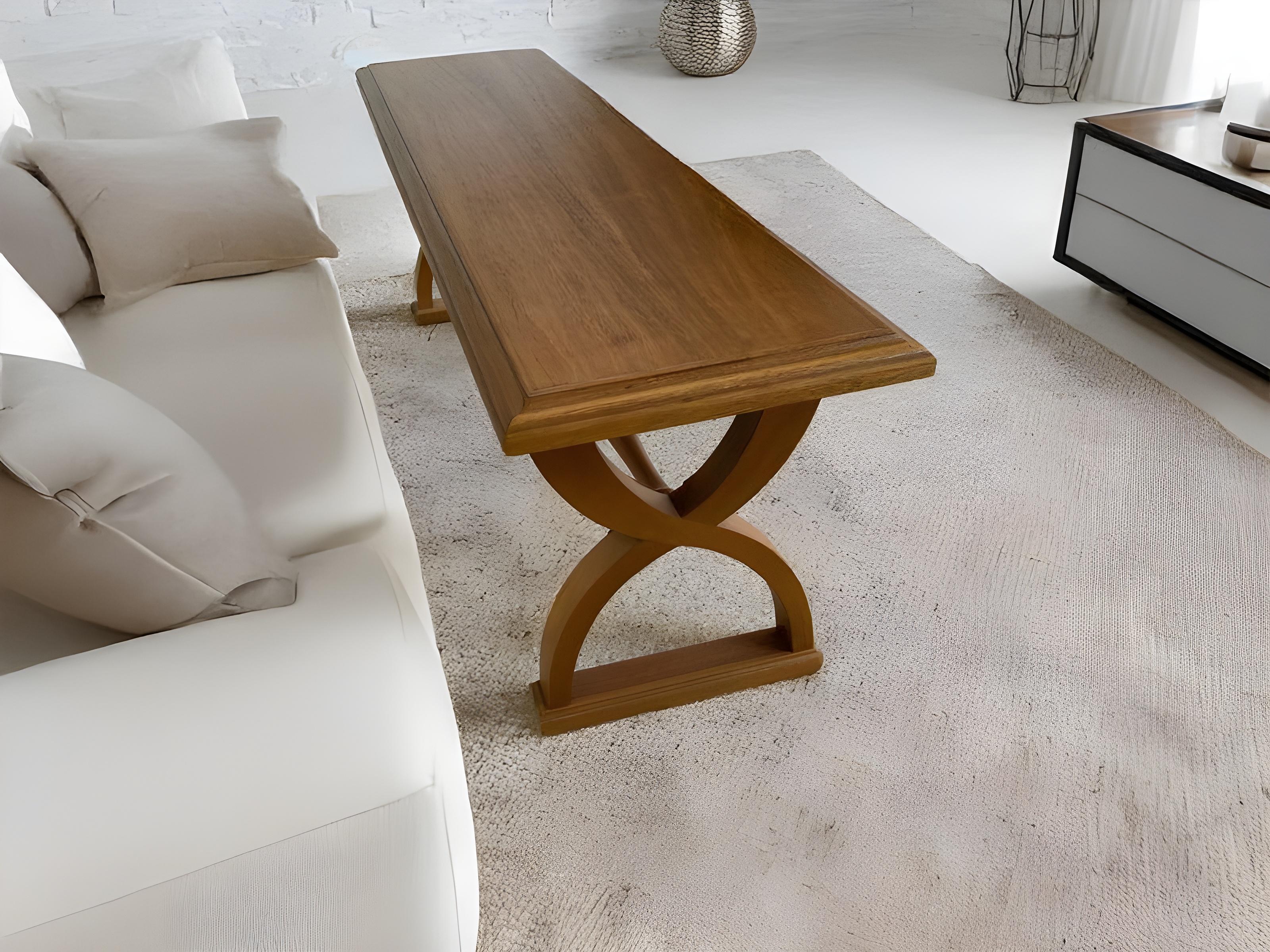Ces bancs minimalistes mais élégants présentent une version raffinée du design traditionnel des tréteaux, alliant la simplicité moderne à la menuiserie classique. Fabriqués en chêne massif, les bancs mettent en valeur le grain naturel et les tons