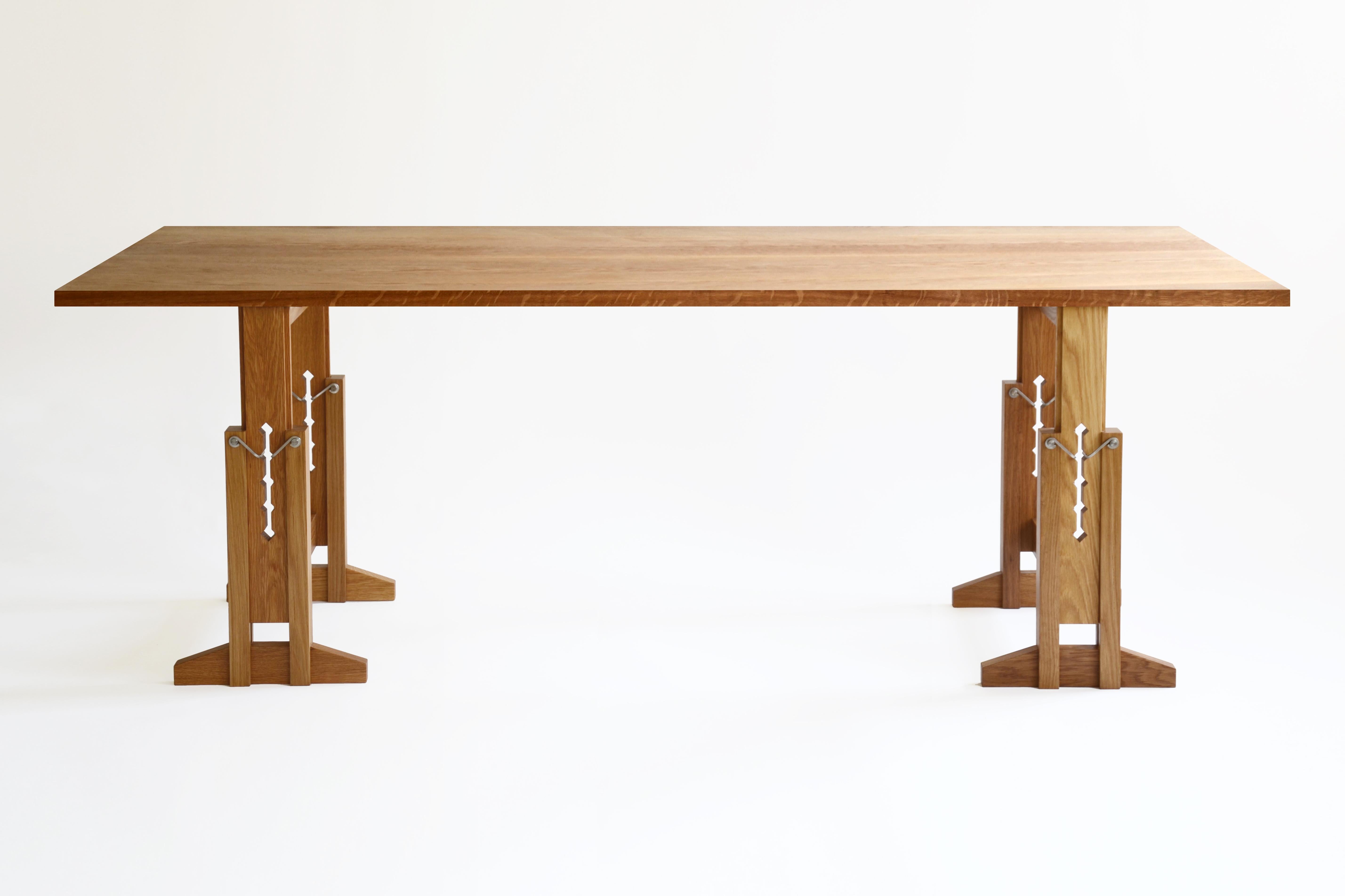 Der 2016 eingeführte WORK-Tisch ist eine zeitgenössische Variante der traditionellen Arbeitstische, die von Künstlern und Designern seit Jahrhunderten verwendet werden. 
Der Tisch hat höhenverstellbare Sockel aus massiver Eiche und eine Platte aus