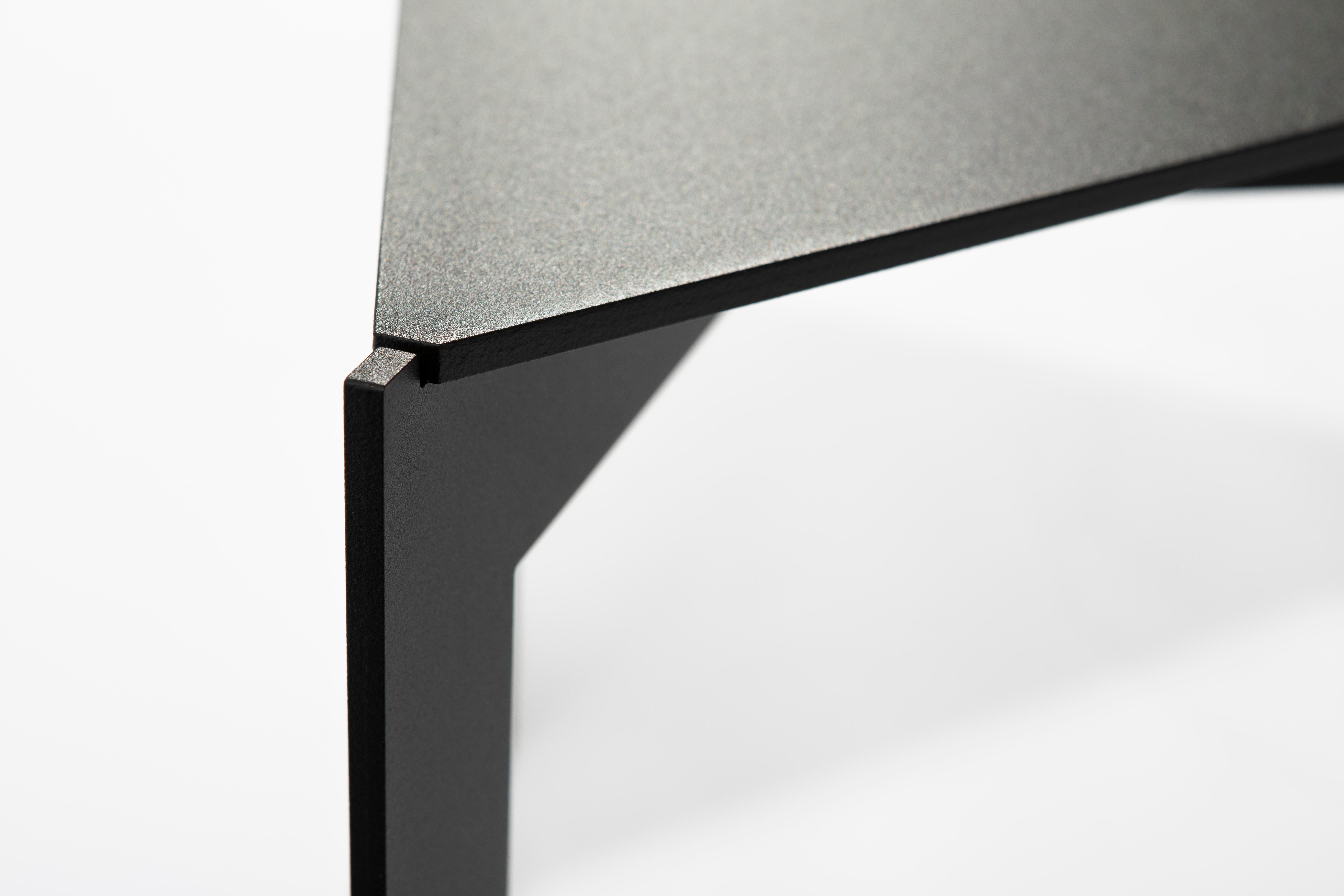 Minimaliste Table d'appoint triangulaire moderne et contemporaine, acier poudré noir, Belgique en vente