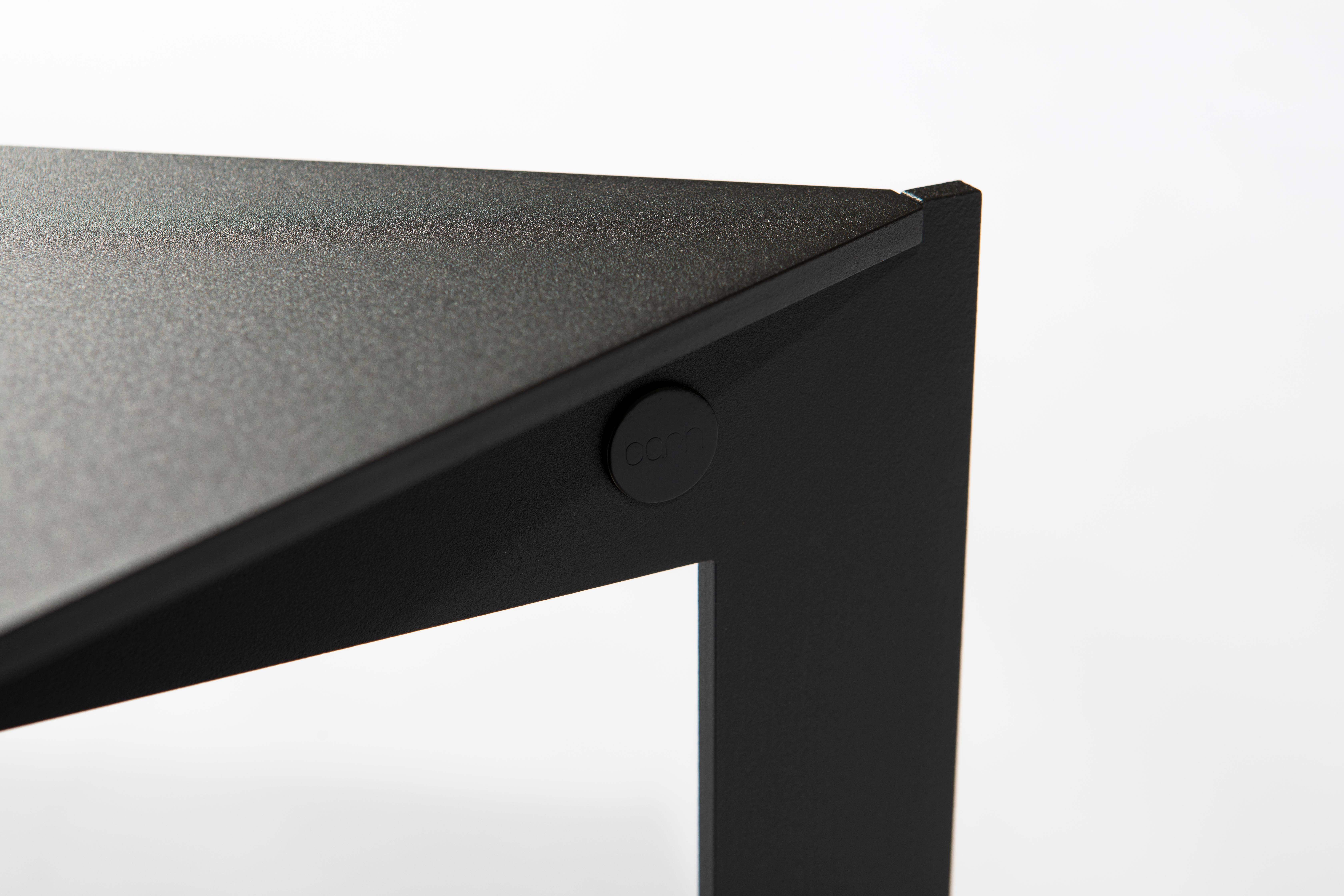 Belge Table d'appoint triangulaire moderne et contemporaine, acier poudré noir, Belgique en vente