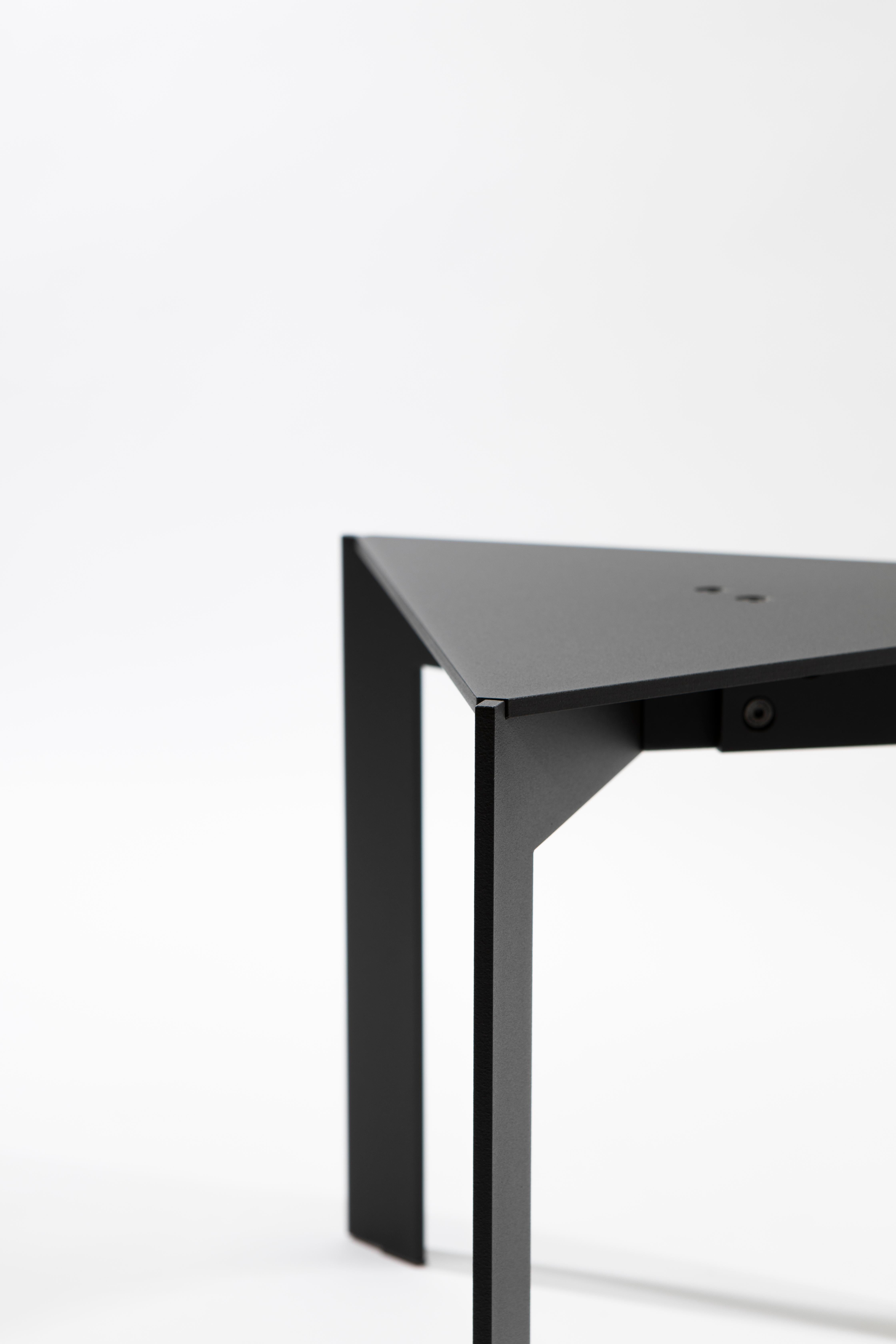 Poudré Table d'appoint triangulaire moderne et contemporaine, acier poudré noir, Belgique en vente