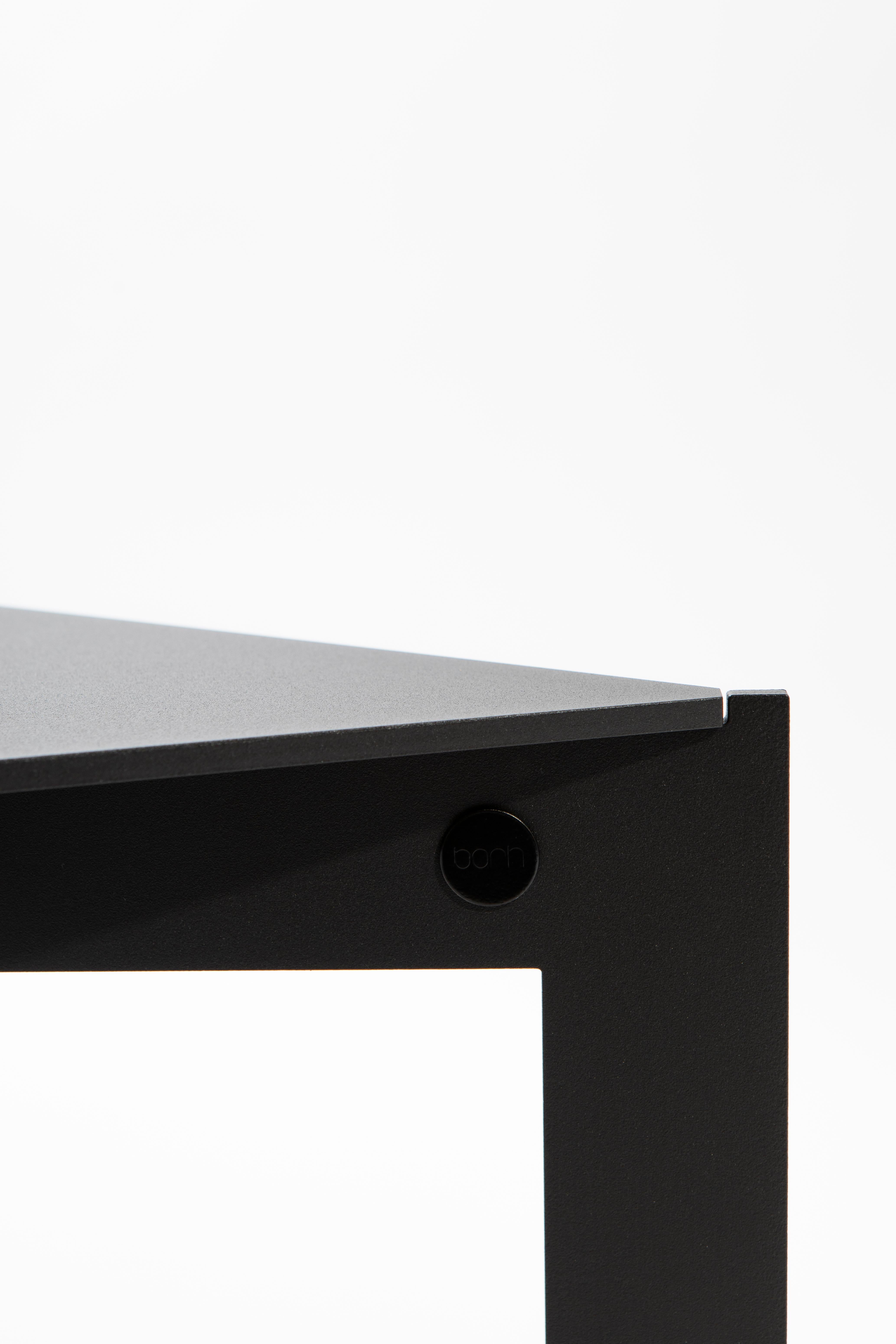 Table d'appoint triangulaire moderne et contemporaine, acier poudré noir, Belgique Neuf - En vente à Antwerp, Antwerp