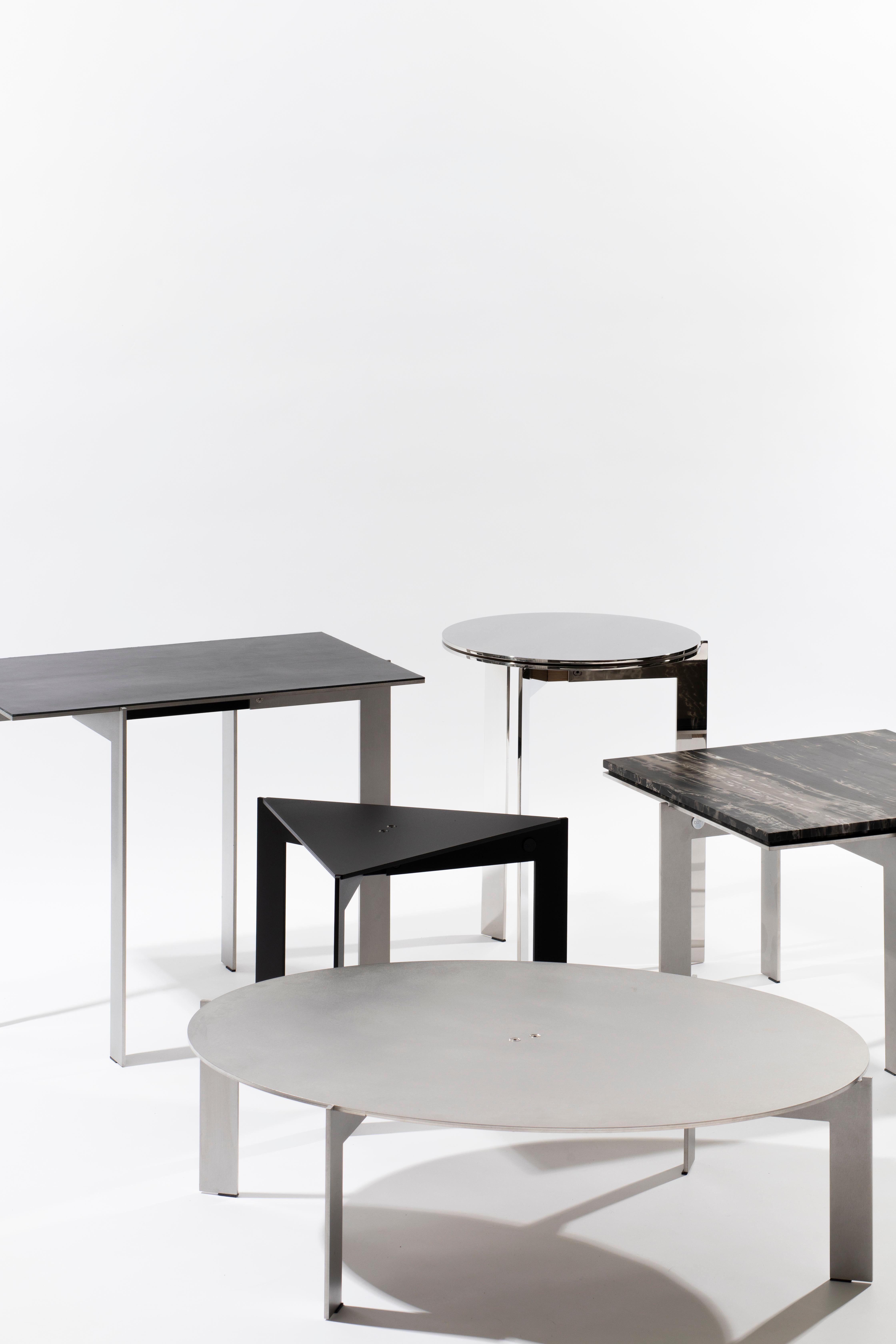 XXIe siècle et contemporain Table d'appoint triangulaire moderne et contemporaine, acier poudré noir, Belgique en vente