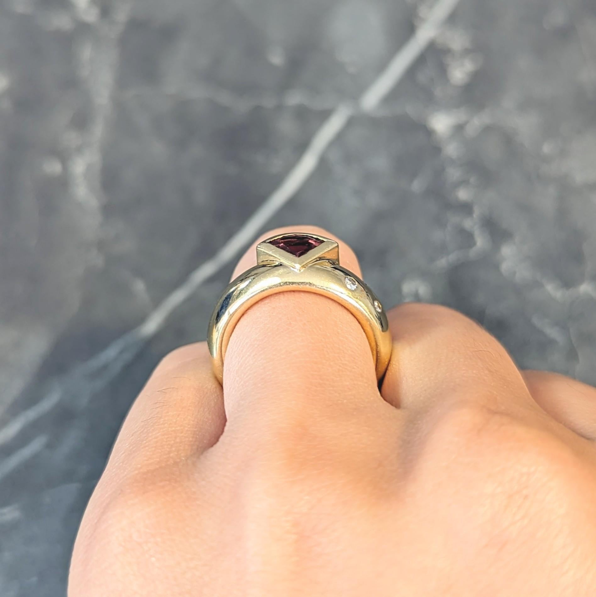 Contemporary Triangular Pink Topaz Diamond 18 Karat Yellow Gold Ring For Sale 6