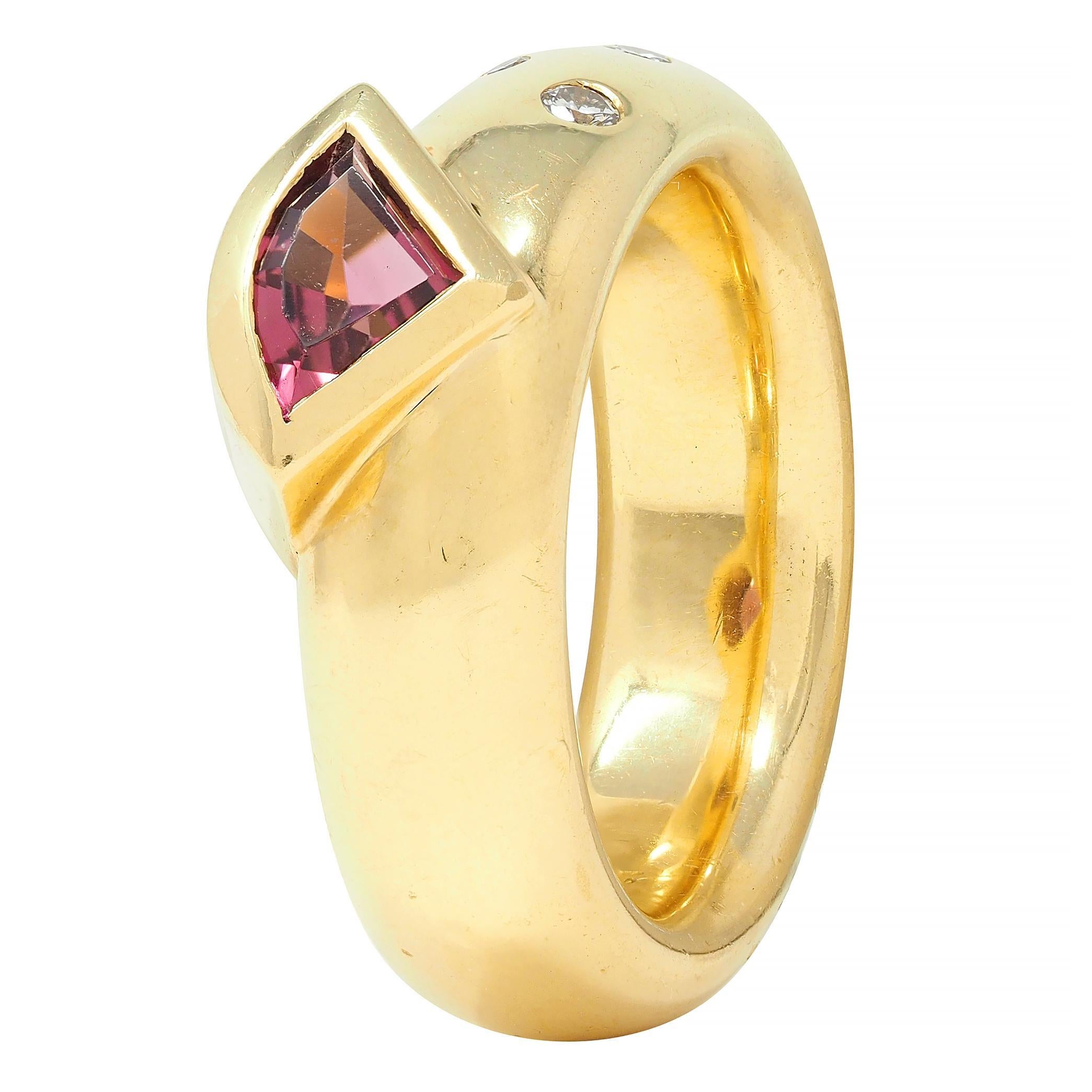 Contemporary Triangular Pink Topaz Diamond 18 Karat Yellow Gold Ring For Sale 3