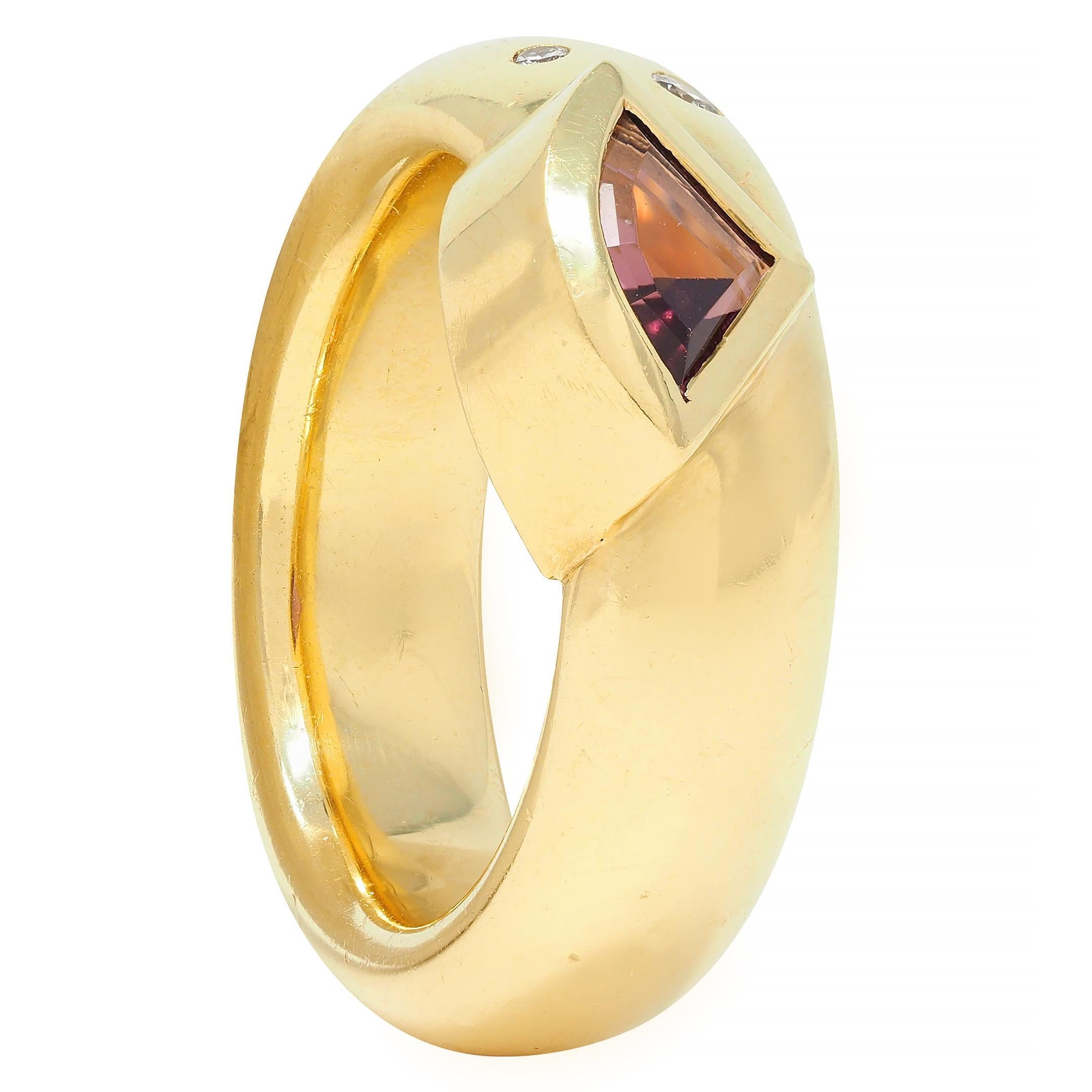Contemporary Triangular Pink Topaz Diamond 18 Karat Yellow Gold Ring For Sale 4