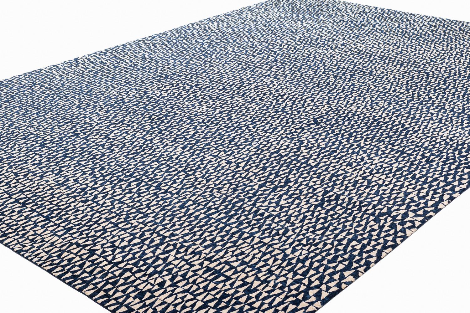 I triangoli danzanti sono un pilastro della collezione di design di Joseph Carini. Ispirato all'arte tribale, questo tappeto è il tocco moderno di Carini per qualsiasi casa contemporanea. Il movimento dei triangoli, ognuno unico e irregolare, crea
