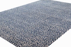 Tappeto moderno tribale in lana indaco geometrico Dancing Triangles di Joseph Carini