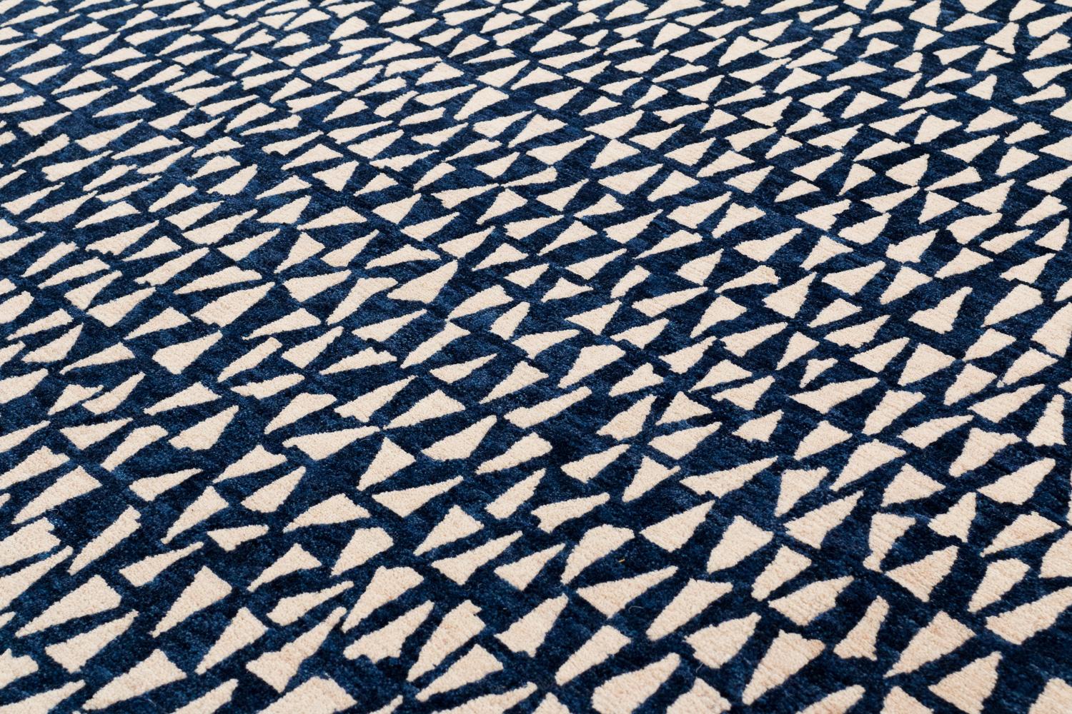 Tribale Tappeto moderno tribale in lana indaco geometrico Dancing Triangles di Joseph Carini in vendita