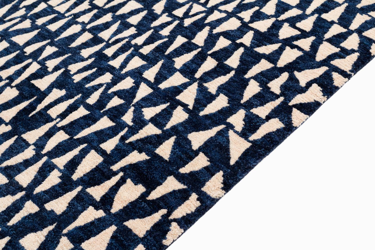 Tessuto a mano Tappeto moderno tribale in lana indaco geometrico Dancing Triangles di Joseph Carini in vendita