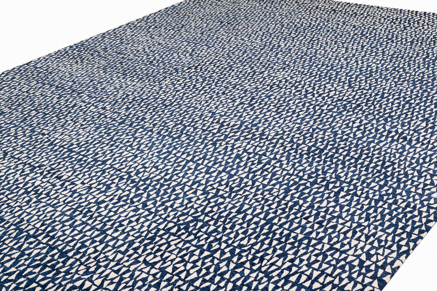 Tappeto moderno tribale in lana indaco geometrico Dancing Triangles di Joseph Carini In condizioni Nuovo in vendita a New York, NY