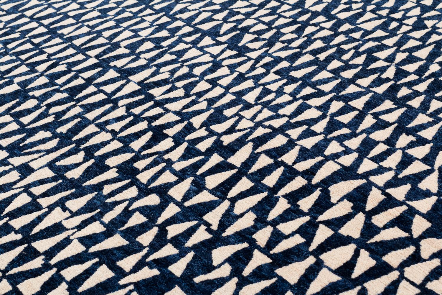 XXI secolo e contemporaneo Tappeto moderno tribale in lana indaco geometrico Dancing Triangles di Joseph Carini in vendita