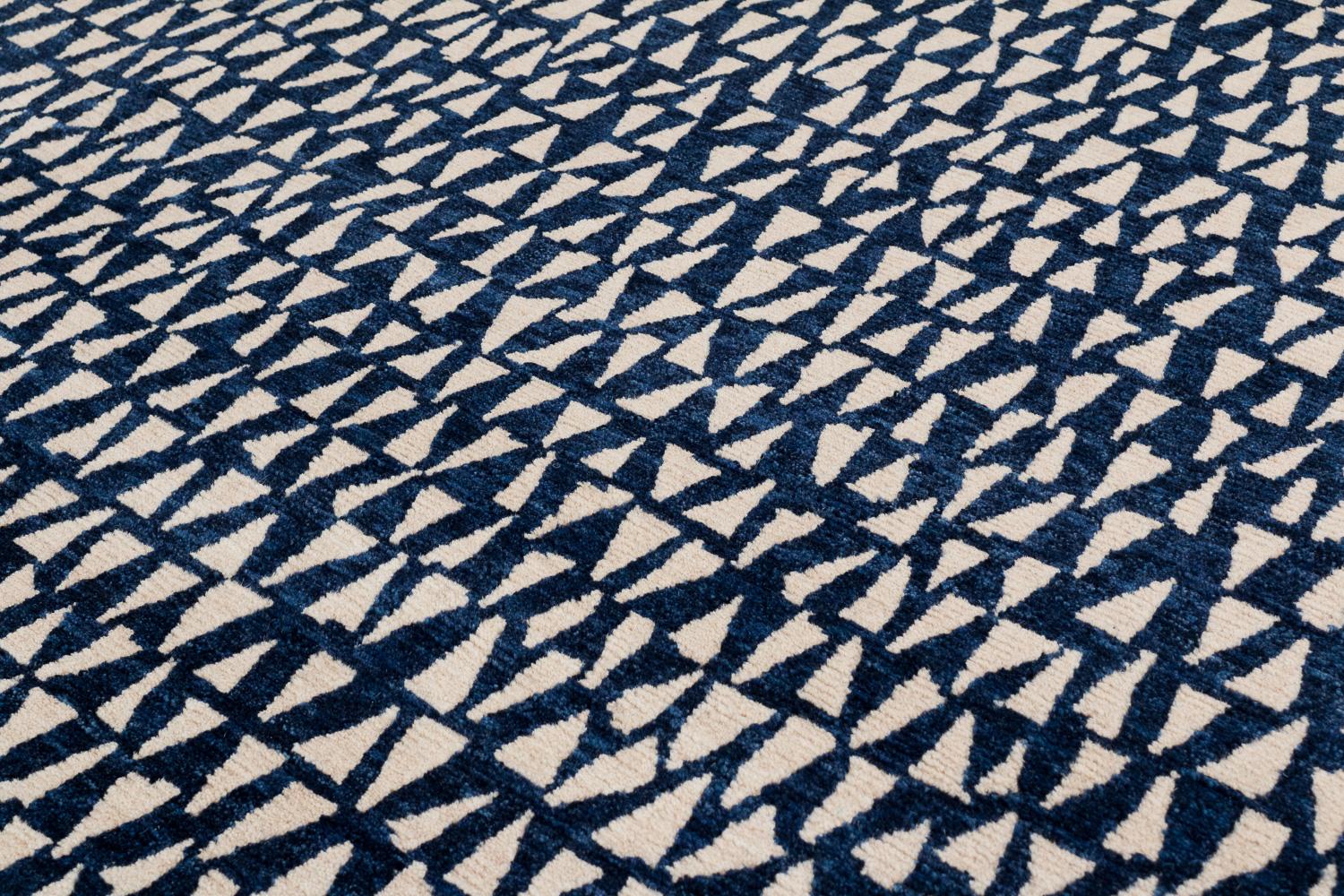 Tappeto moderno tribale in lana indaco geometrico Dancing Triangles di Joseph Carini in vendita 1