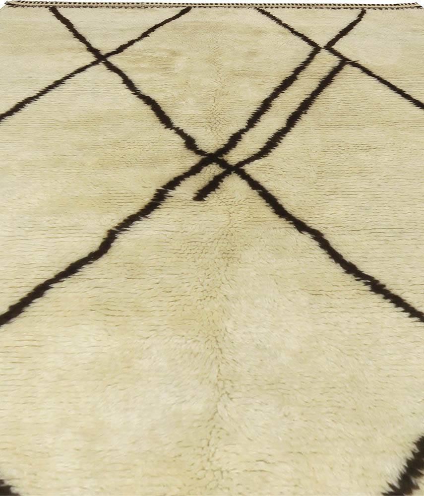 Tribale Tappeto in lana fatto a mano dal design tribale marocchino contemporaneo di Doris Leslie Blau in vendita
