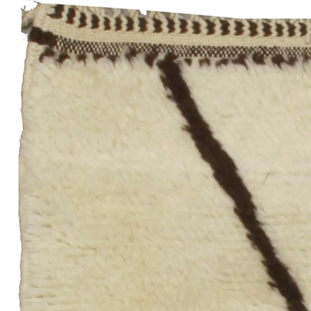 Tessuto a mano Tappeto in lana fatto a mano dal design tribale marocchino contemporaneo di Doris Leslie Blau in vendita