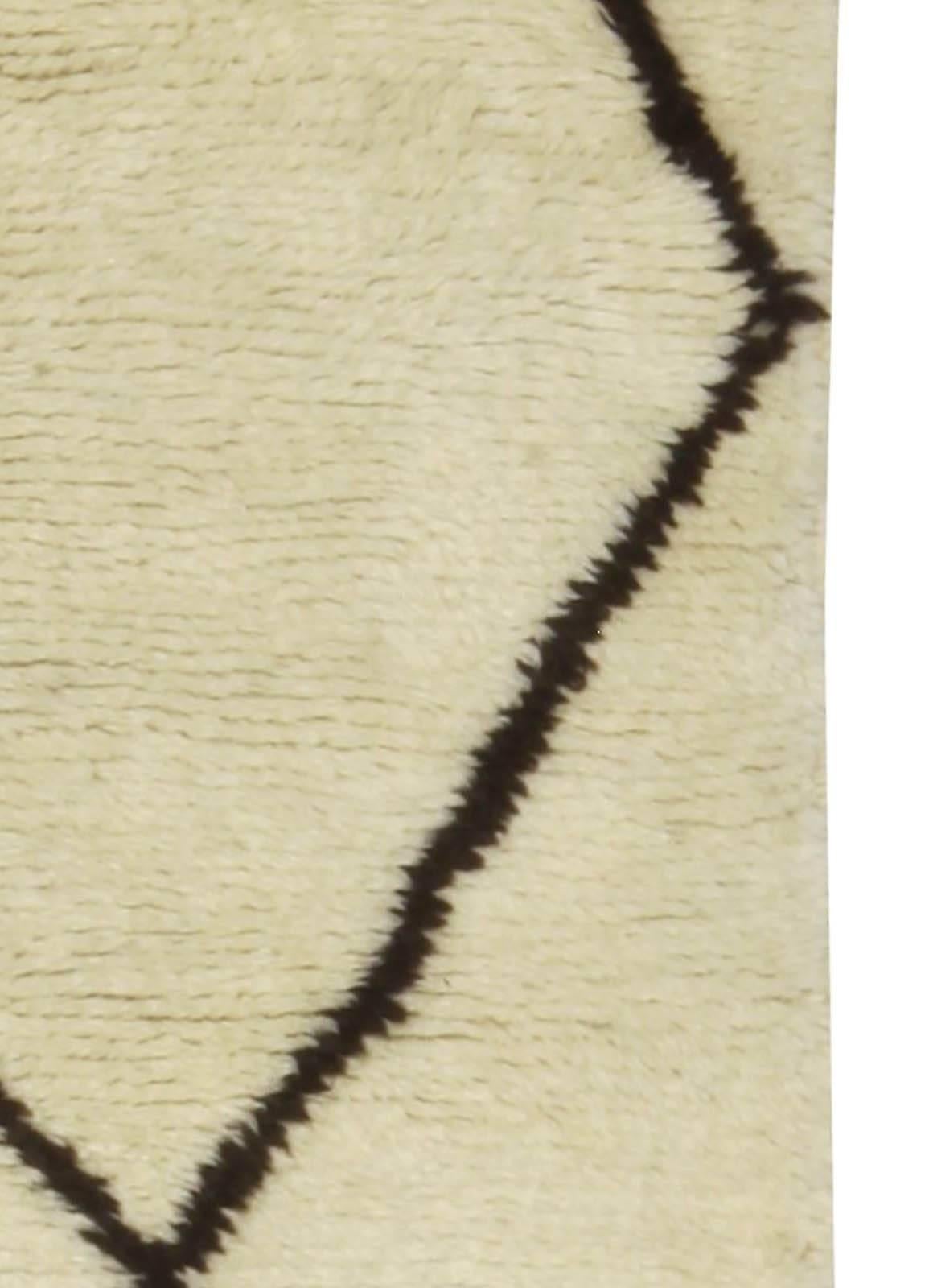 Tappeto in lana fatto a mano dal design tribale marocchino contemporaneo di Doris Leslie Blau In condizioni Nuovo in vendita a New York, NY