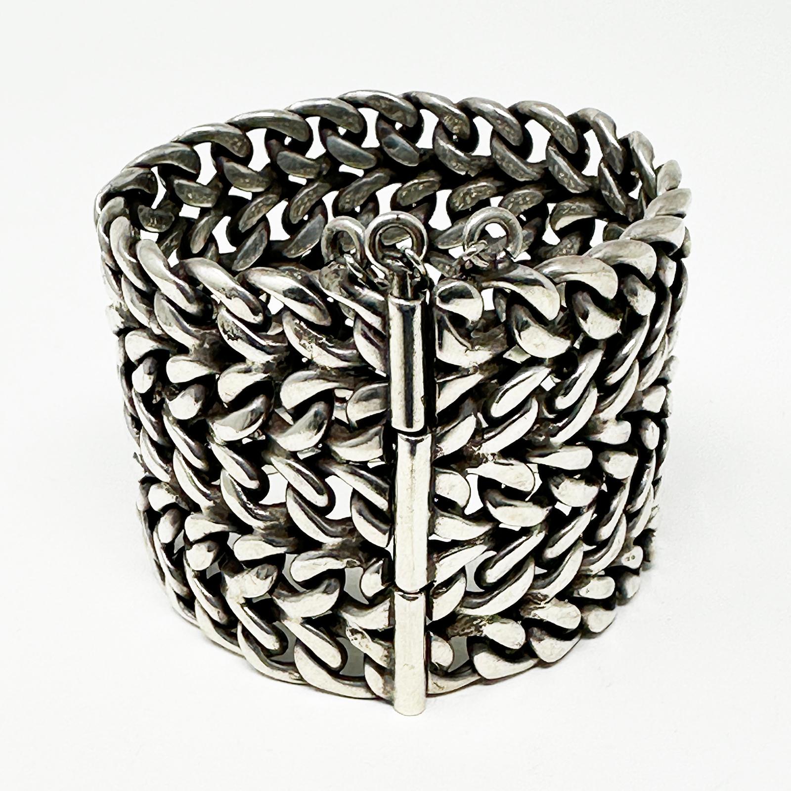 Bracciale tribale contemporaneo a catena in argento dall'India

Un sostanzioso bracciale a catena in argento, realizzato da argentieri indiani nella seconda metà del XX secolo.  Misura 2,25 pollici di altezza, il diametro interno è di 2,25 pollici e