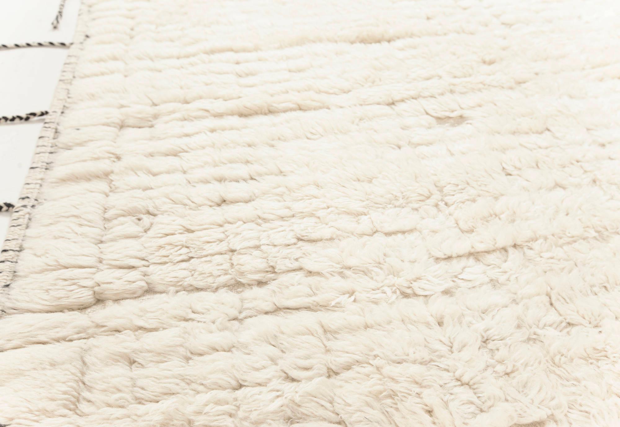 Tappeto contemporaneo in stile tribale marocchino bianco e grigio fatto a mano da Doris White.
Dimensioni: 9'5