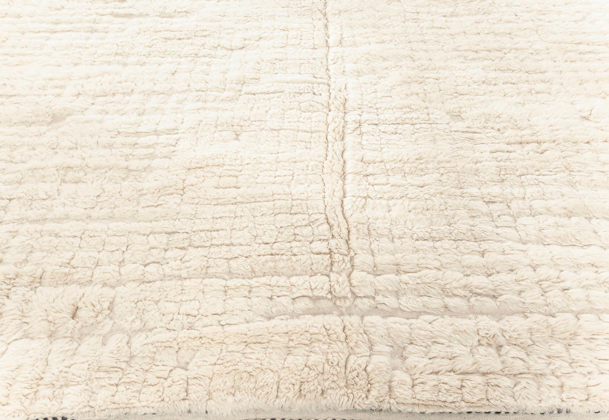 Tribale Tappeto contemporaneo in stile tribale marocchino bianco e grigio fatto a mano da Doris White Blau in vendita