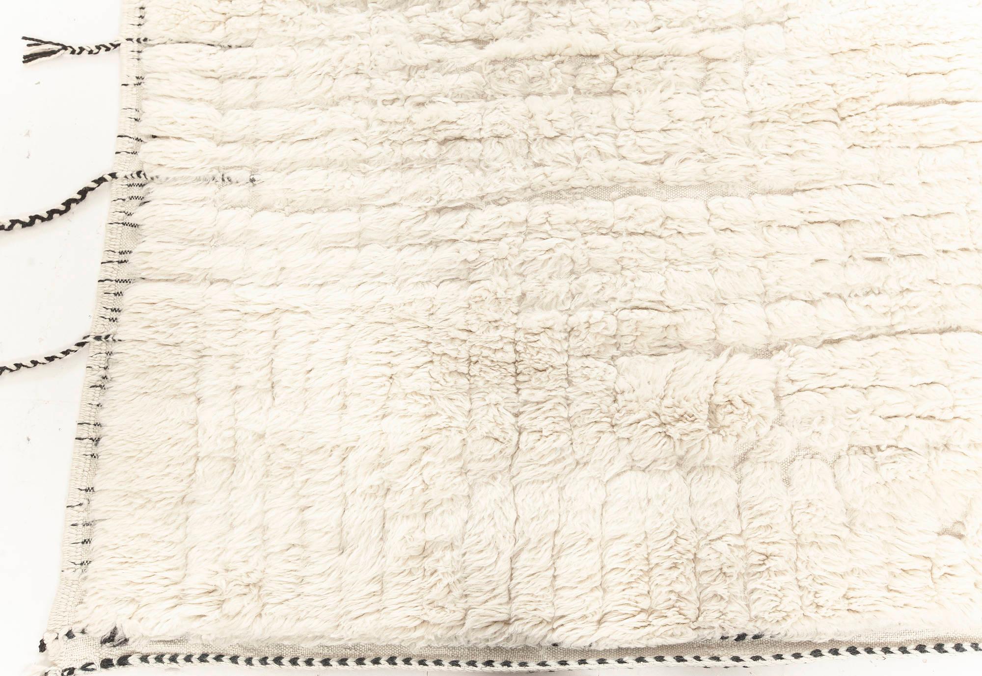 Tapis marocain blanc et gris de style tribal contemporain fait à la main par Doris Leslie Blau Neuf - En vente à New York, NY
