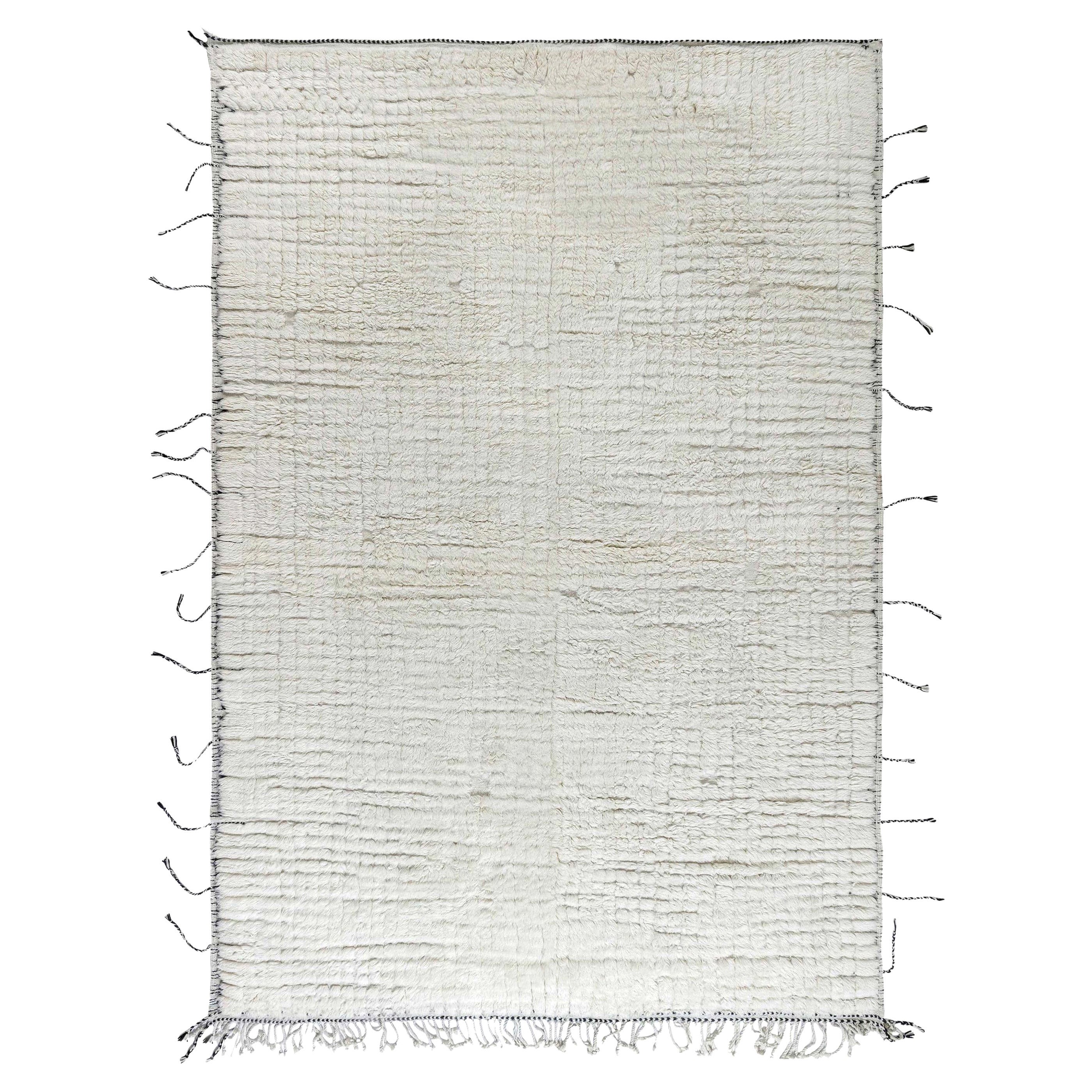 Tappeto contemporaneo in stile tribale marocchino bianco e grigio fatto a mano da Doris White Blau