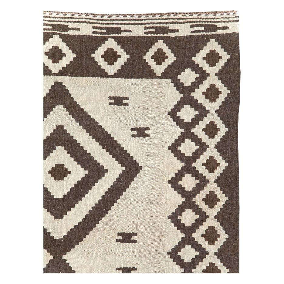 Ein moderner persischer flachgewebter Kilim-Teppich in kleiner Raumgröße, der im 21. Jahrhundert im Stammesstil handgefertigt wurde.

Maße: 6' 6