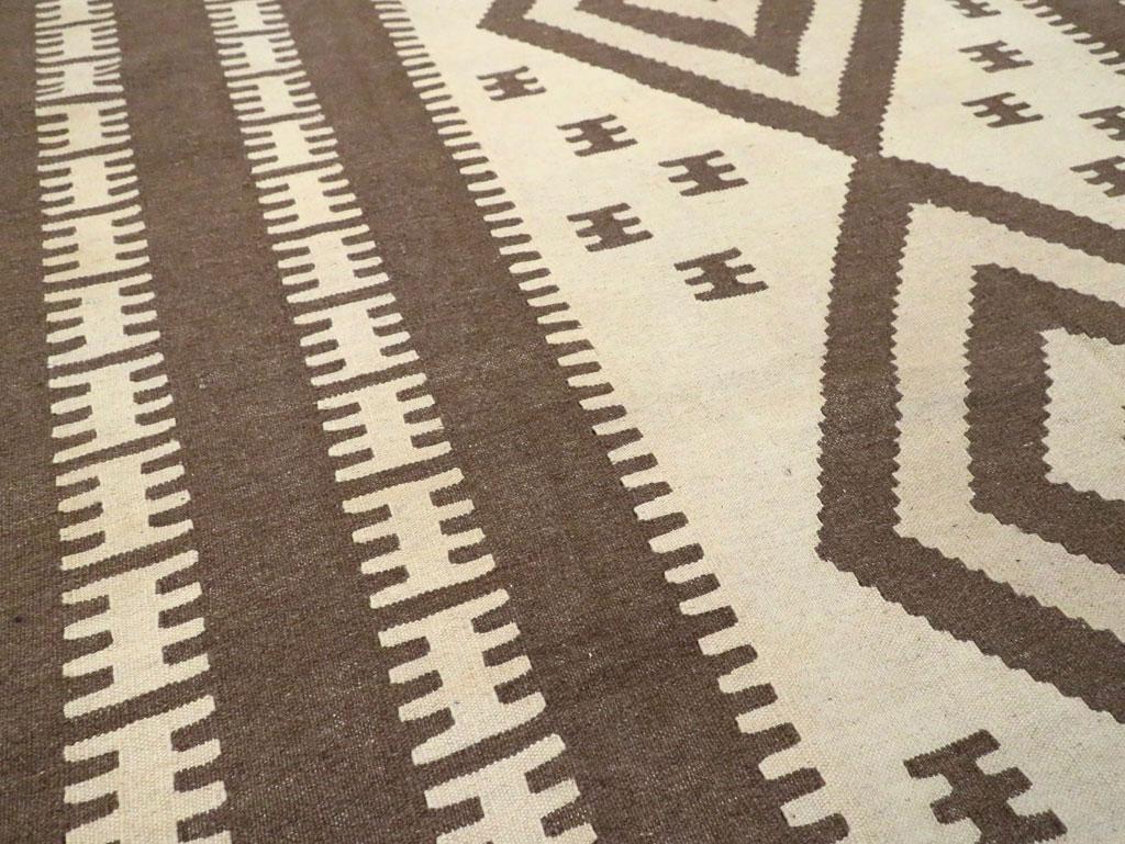 Persiano Tappeto contemporaneo in stile tribale persiano a trama piatta Kilim di piccole dimensioni per una stanza in vendita