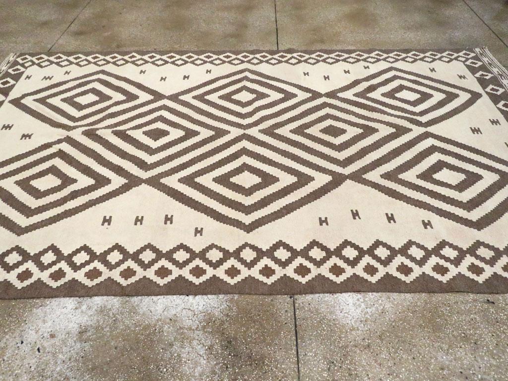 Tissé à la main Tapis Kilim persan contemporain à tissage plat de style tribal, de petite taille en vente