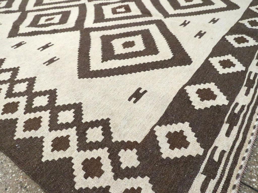 Zeitgenössischer persischer Flachgewebe-Kelim-Teppich im Stammesstil in Zimmergröße (21. Jahrhundert und zeitgenössisch) im Angebot