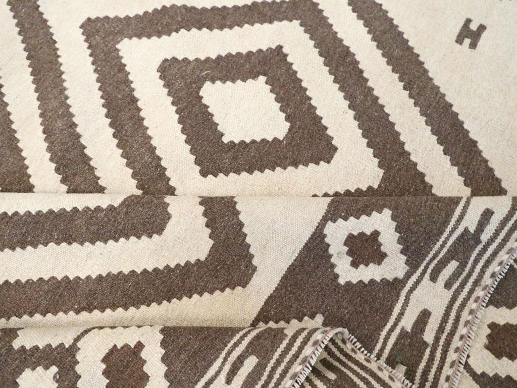 Laine Tapis Kilim persan contemporain à tissage plat de style tribal, de petite taille en vente