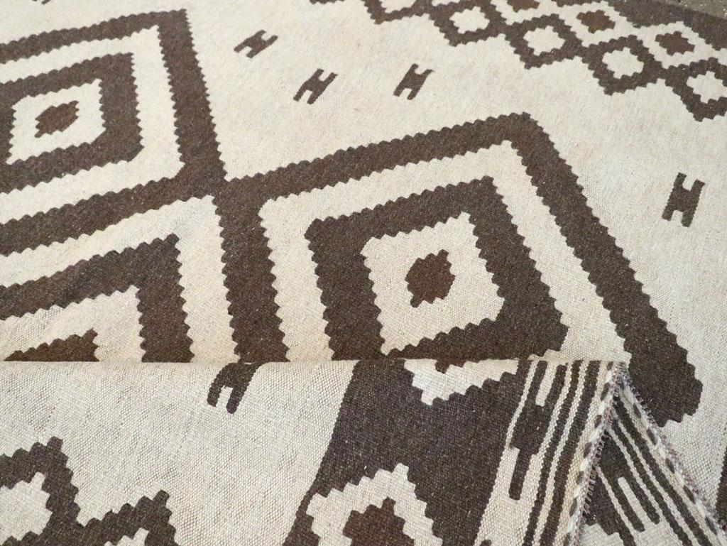Zeitgenössischer persischer Flachgewebe-Kelim-Teppich im Stammesstil in Zimmergröße (Wolle) im Angebot
