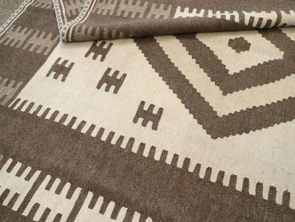 Tappeto contemporaneo in stile tribale persiano a trama piatta Kilim di piccole dimensioni per una stanza in vendita 1