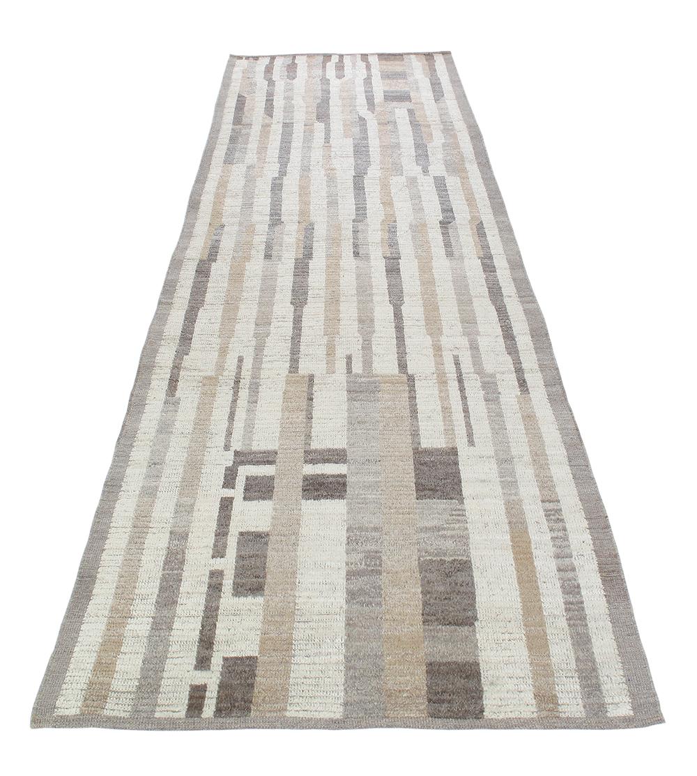 Contemporary Tribal Style Läufer in natürlichen Farbtönen im Zustand „Neu“ im Angebot in New York, NY