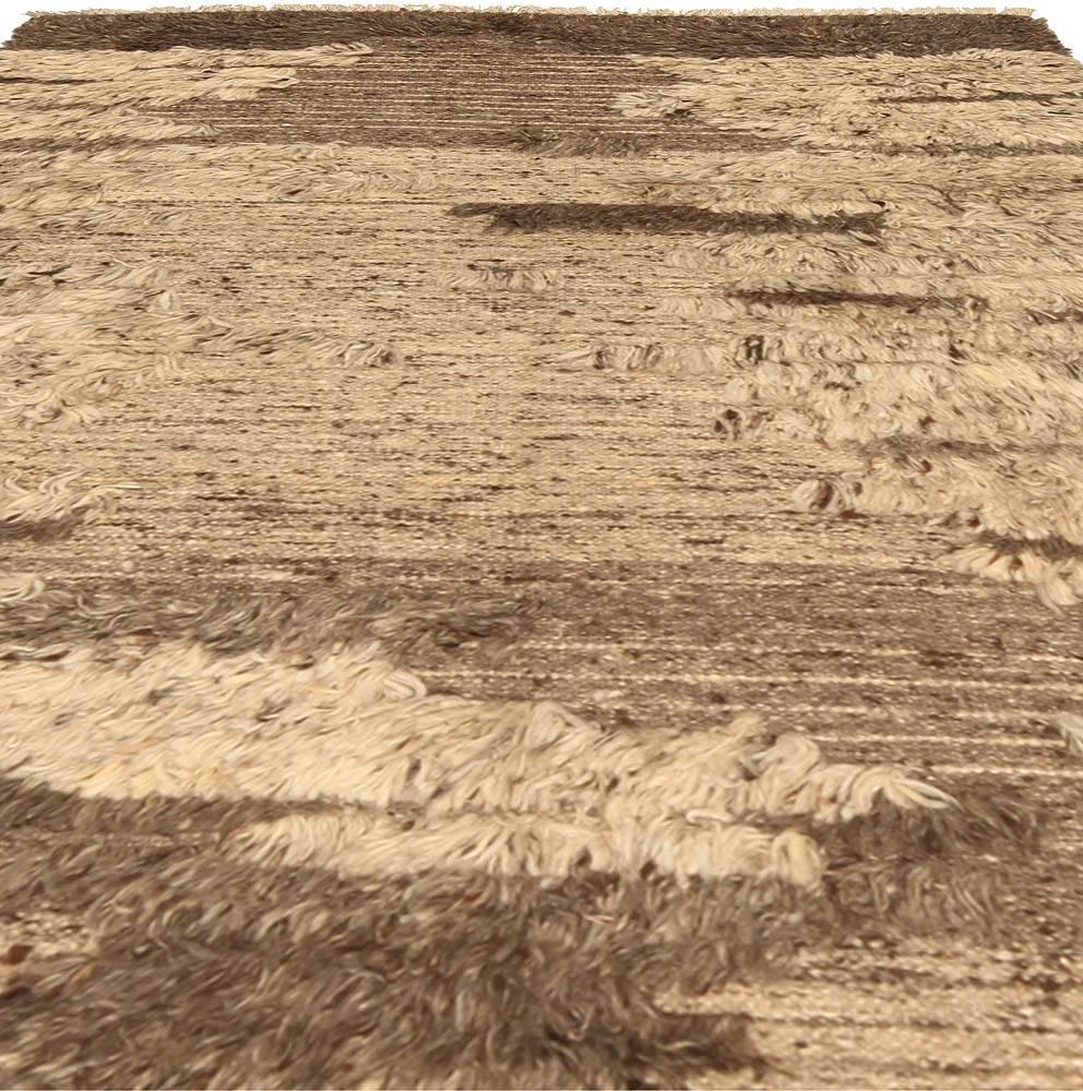 Contemporary Tribal Tulu Nadu Style Shaggy Wool Rug von Doris Leslie Blau (Marokkanisch) im Angebot