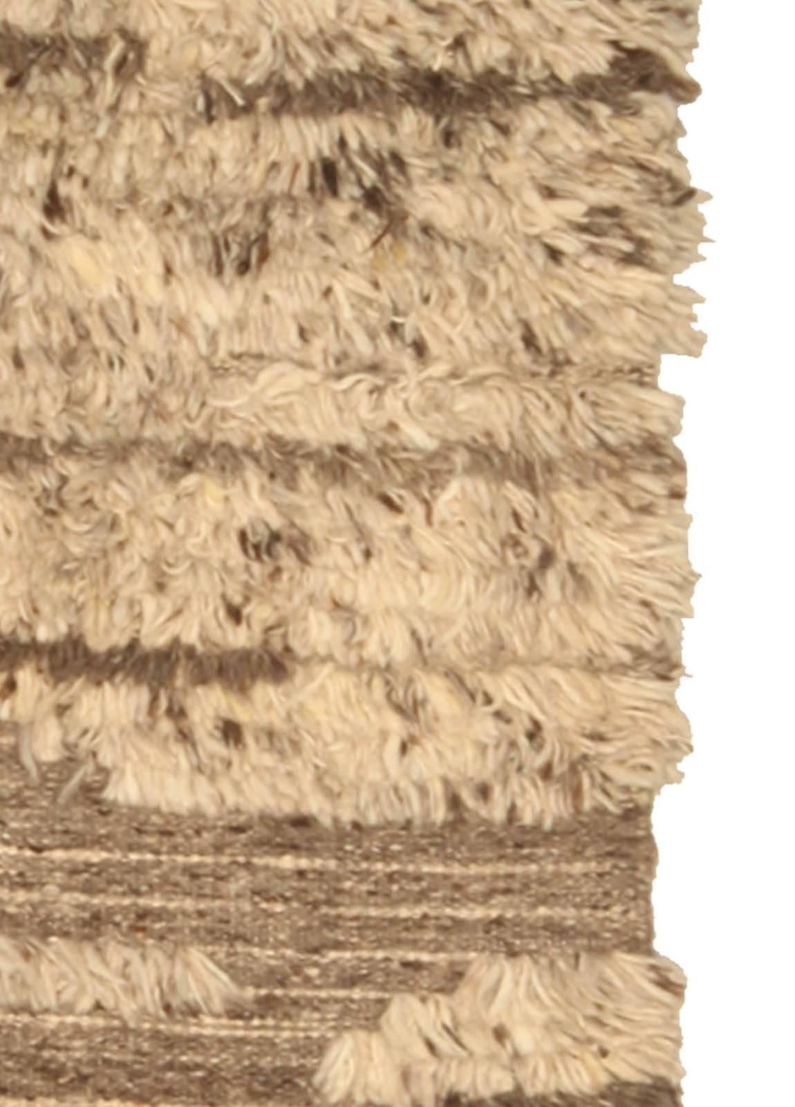 Contemporary Tribal Tulu Nadu Style Shaggy Wool Rug von Doris Leslie Blau (Wolle) im Angebot
