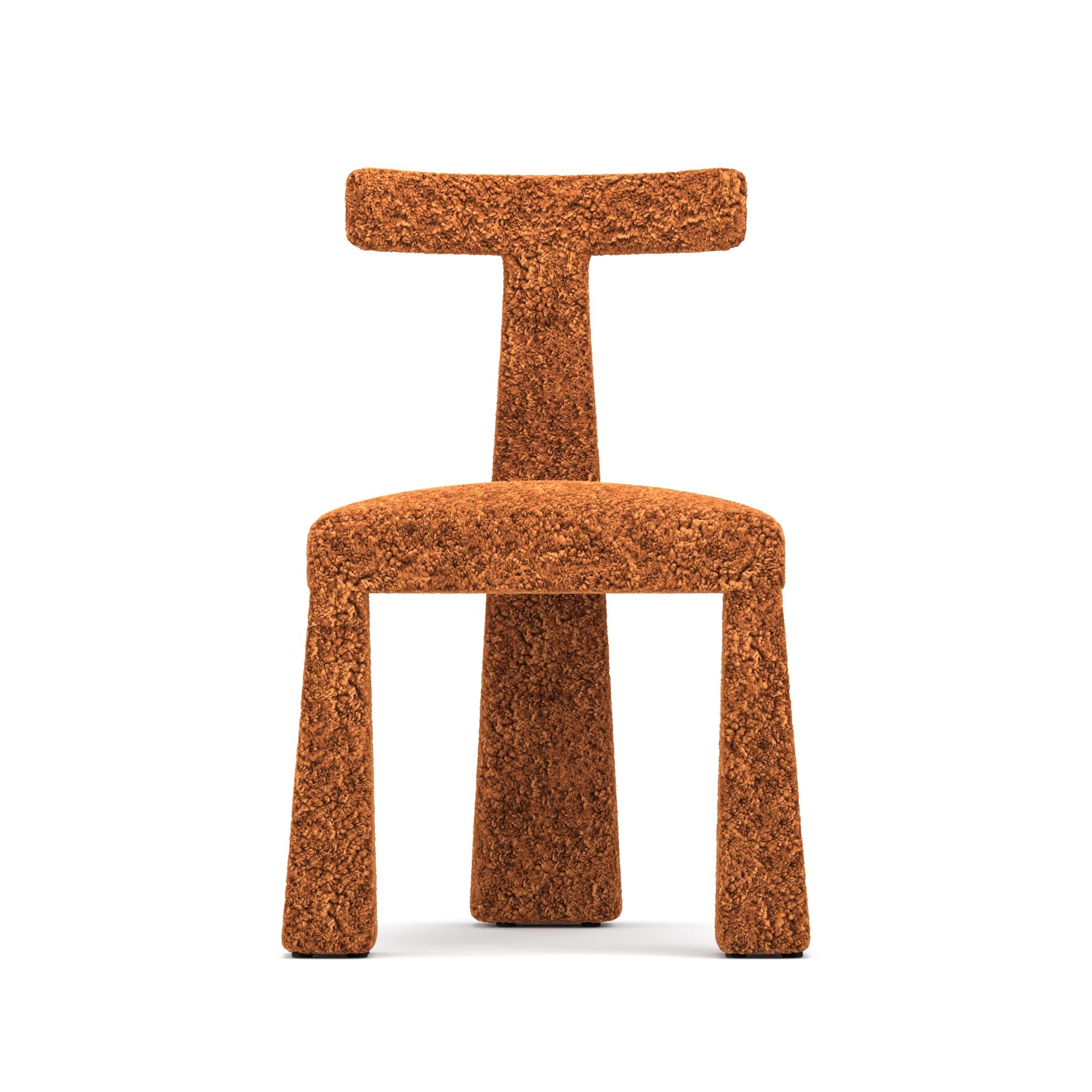 Portugais Chaise de salle à manger contemporaine à trois pieds en fausse fourrure de mouton en vente