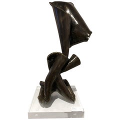 Sculpture abstraite en bronze contemporaine de Tristan Govignon sur socle en lucite