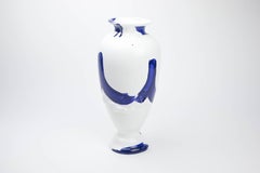 Vaso contemporaneo Tryst in ceramica con motivo dipinto a mano in blu e bianco