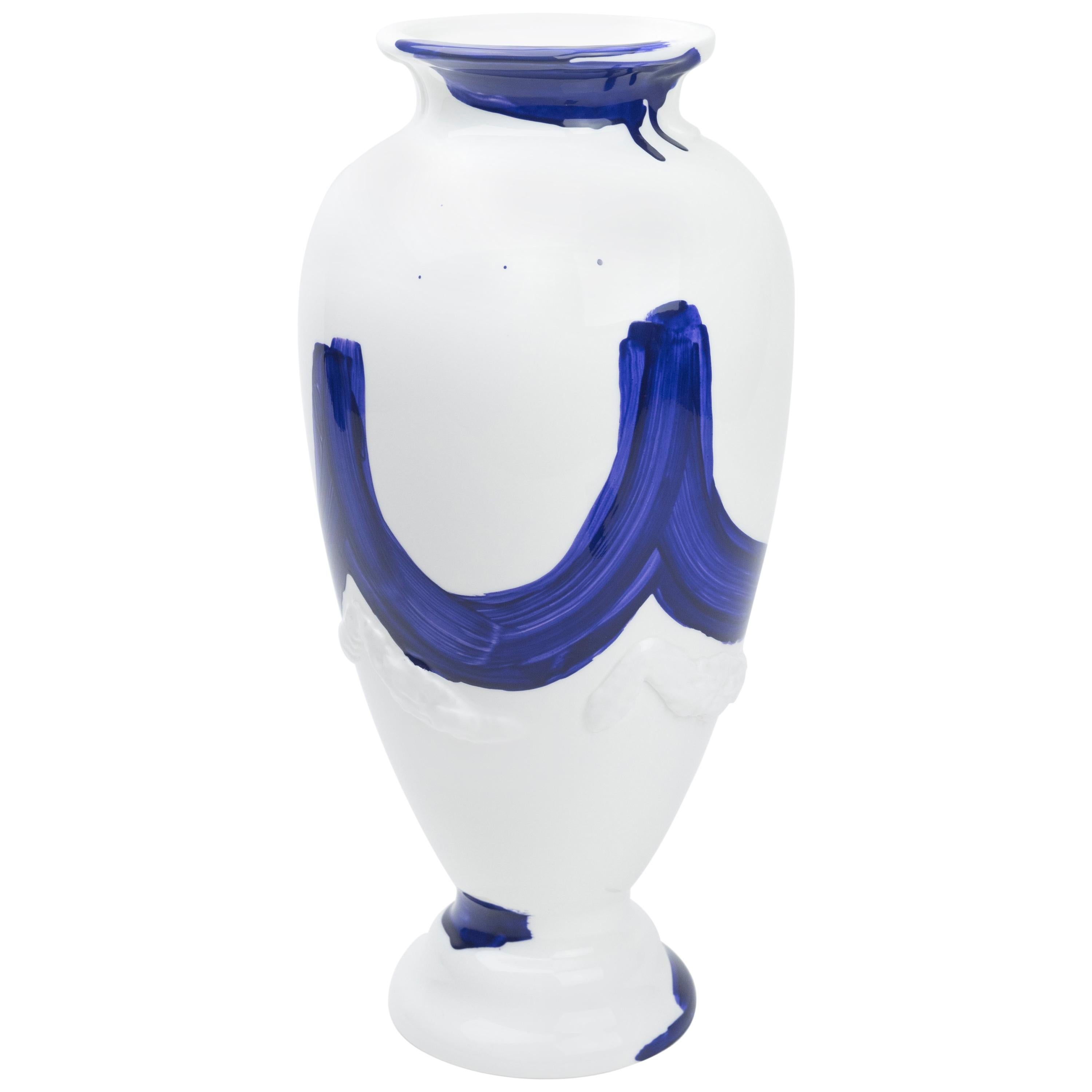 Contemporary Tryst Keramikvase mit handgemalten Motiven in Blau und Weiß