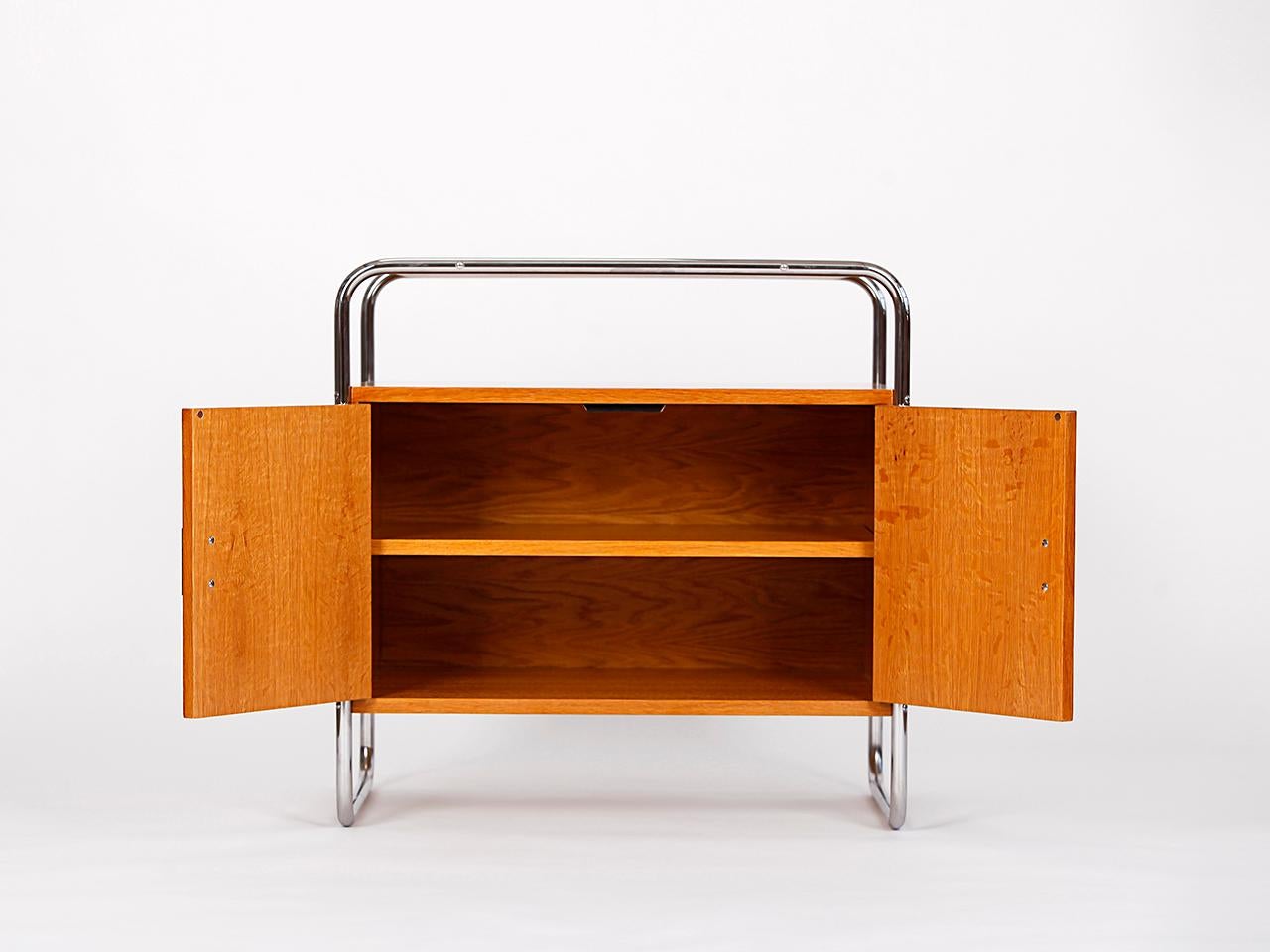 This sideboard with a construction of polished stainless steel and oak veneered plywood is made to order by Tschechisches Wohndesign.
Delivery time if not in stock 4-6 weeks. 1 piece available at the moment. Our new productions are made by hand
