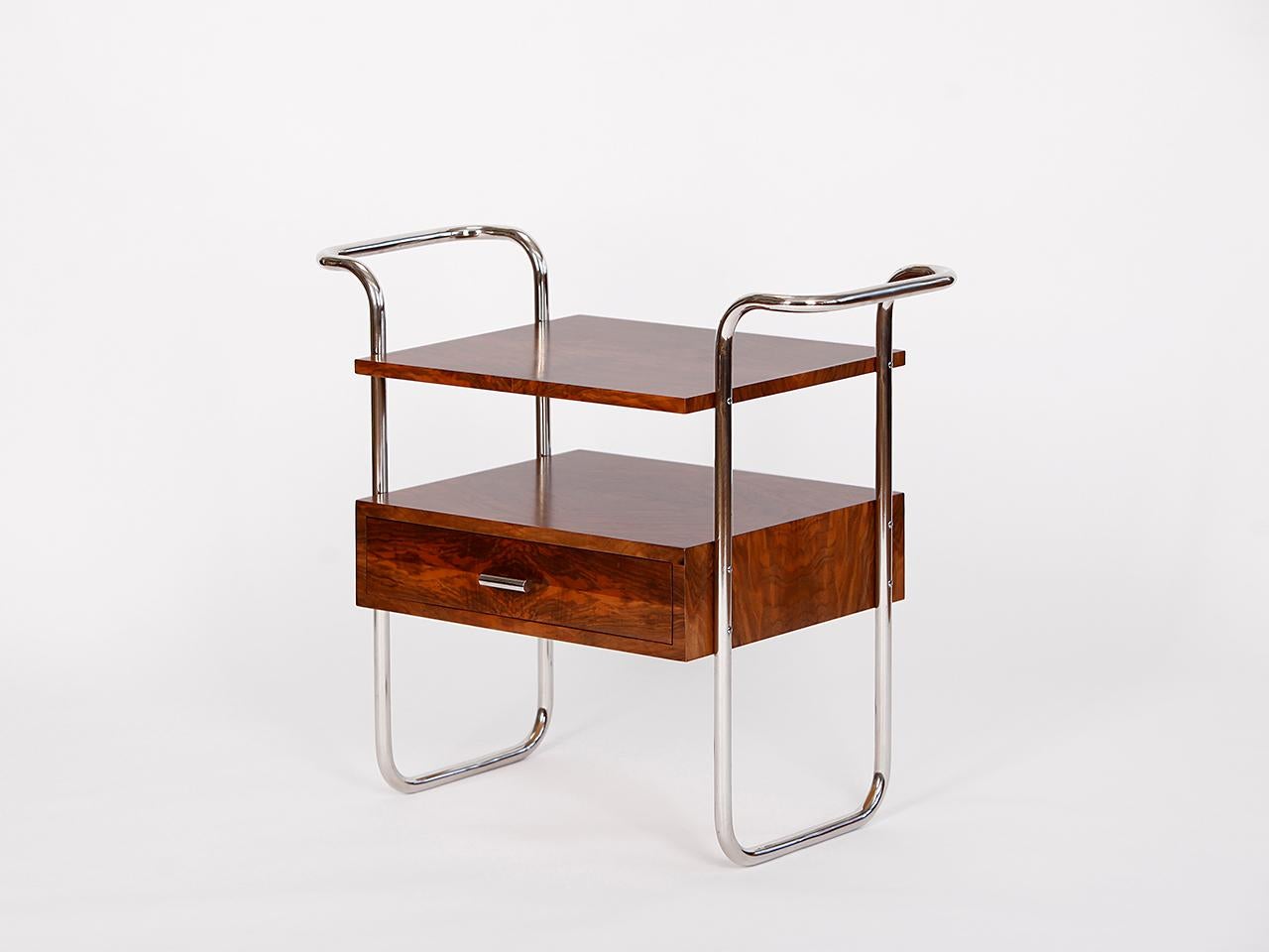 Credenza contemporanea in acciaio tubolare Funzionalismo ceco Bauhaus. Questa credenza con struttura in acciaio inox lucido e compensato impiallacciato in noce è realizzata su ordinazione da Tschechisches Wohndesign. Tempi di consegna se non è