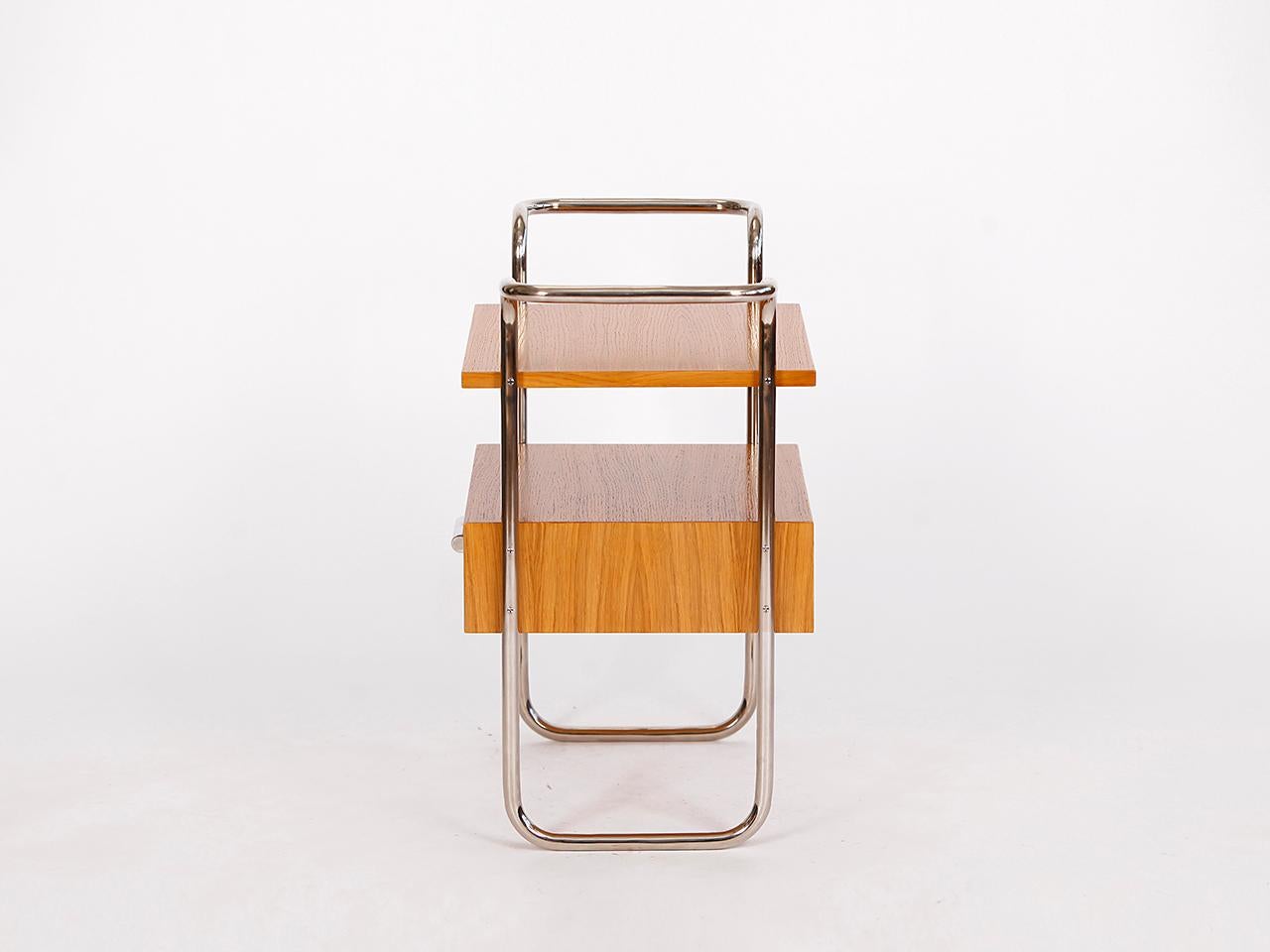 Zeitgenössisches Sideboard aus Stahlrohr im tschechischen Funktionalismus Bauhausstil (Moderne) im Angebot
