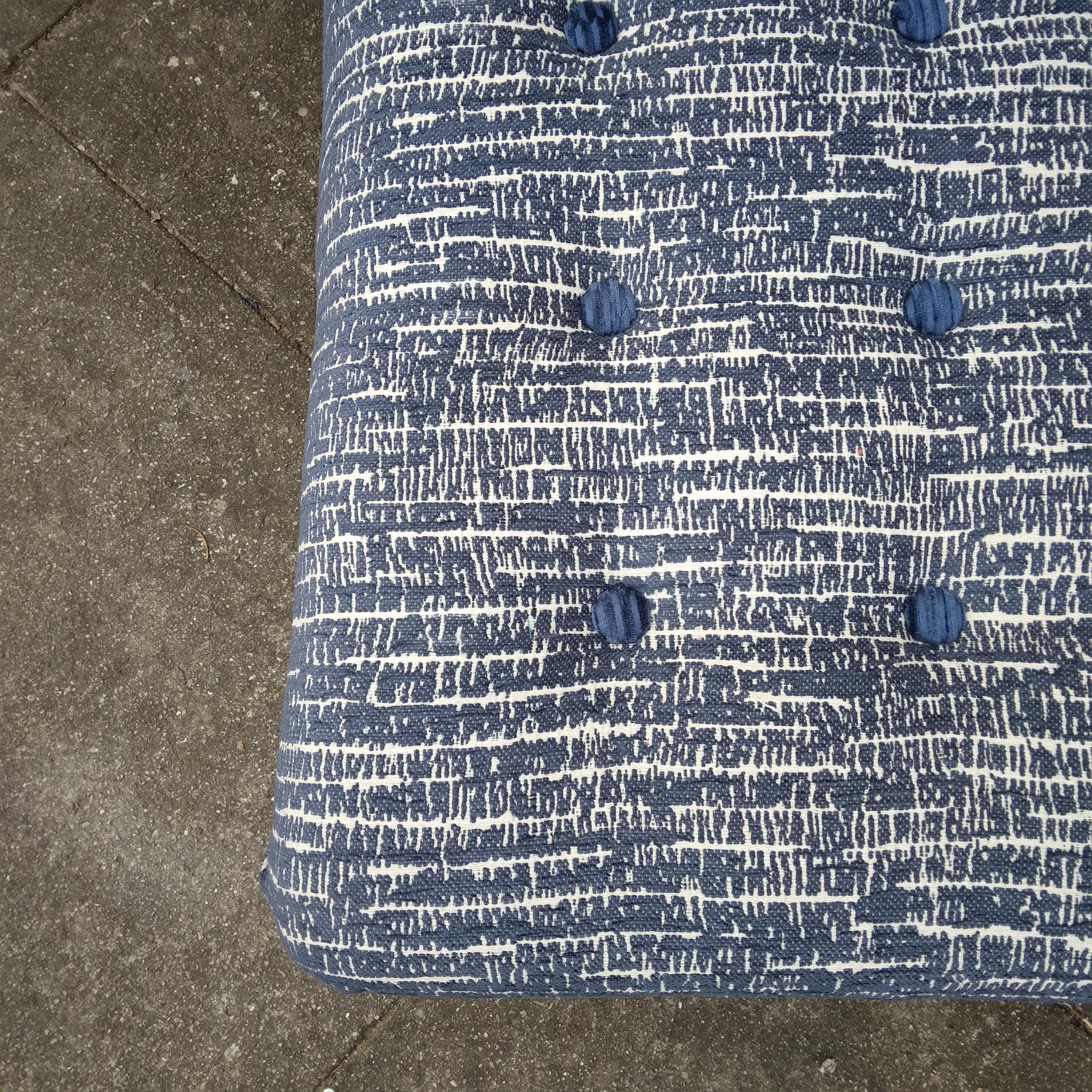 Nord-américain Pouf contemporain en chenille texturée bleue en vente