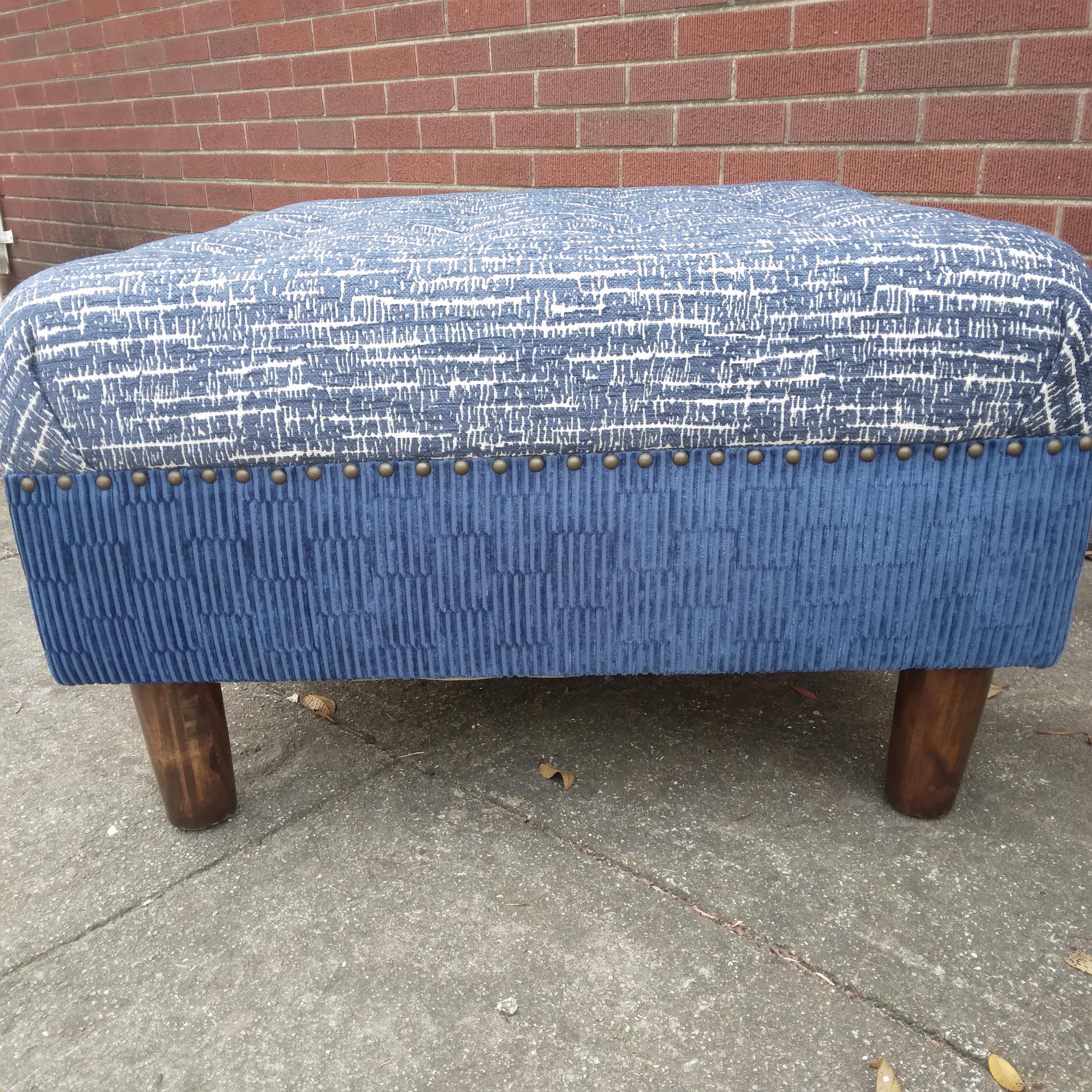 Contemporary Tufted Ottoman in Textured Blue Chenille In Good Condition For Sale In Munster, IN