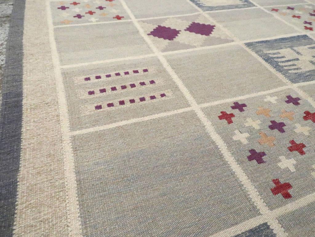 Zeitgenössischer türkischer Flachgewebe-Akzentteppich, inspiriert von schwedischen Kilims (Handgewebt) im Angebot