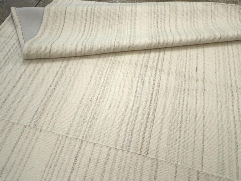 Zeitgenössischer türkischer flachgewebter Kelim-Teppich in Zimmergröße in Beige im Angebot 3
