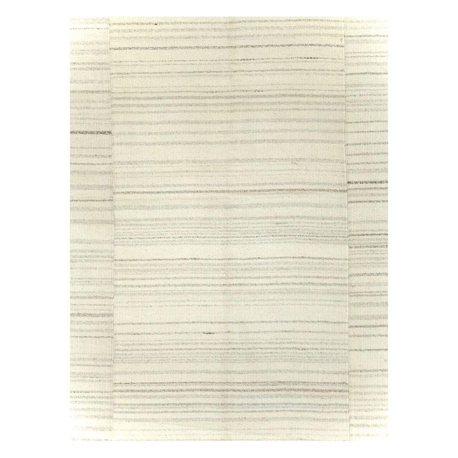 Ein zeitgenössischer türkischer Flachgewebe-Kilim-Teppich in Zimmergröße in Beige/Creme, handgefertigt im 21.

Maße: 10' 2