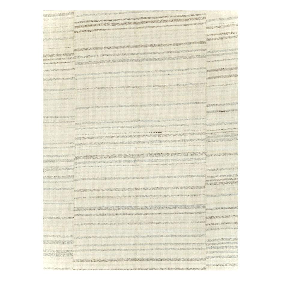 Alfombra turca contemporánea Kilim de tejido plano, tamaño habitación, en color beige/crema, hecha a mano durante el siglo XXI.

Medidas: 9' 6