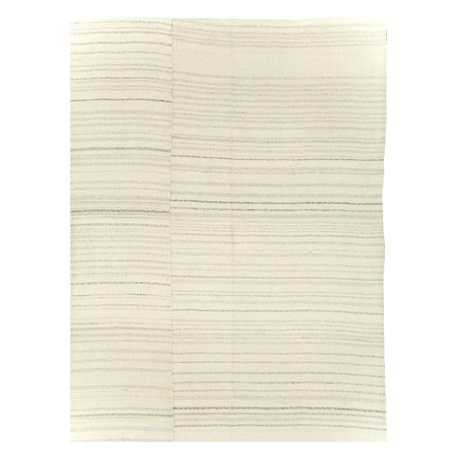 Zeitgenössischer türkischer flachgewebter Kelim-Teppich in Zimmergröße in Beige (Moderne) im Angebot