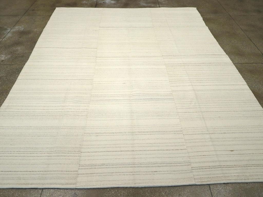Zeitgenössischer türkischer flachgewebter Kelim-Teppich in Zimmergröße in Beige (Handgewebt) im Angebot